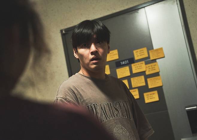 영화 '84제곱미터'에서 층간소음 발생자로 누명을 쓰는 우성(강하늘). 넷플릭스