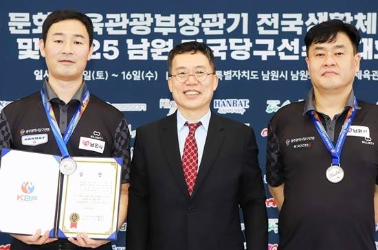 아쉽게 준우승에 머문 (왼쪽부터) 최완영, 대한당구연맹 서수길 회장, 황의종이 시상식에서 기념촬영하고 있다. (사진=대한당구연맹)