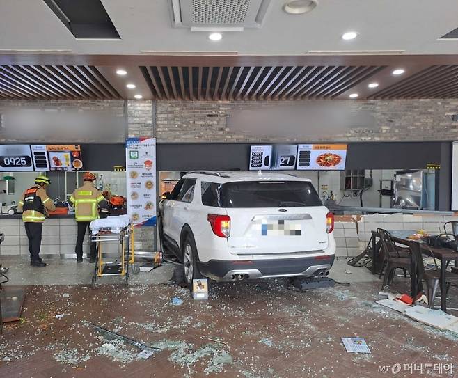 지난 2일 오전 11시32분쯤 강릉시 영동고속도로 강릉방향 대관령휴게소에서 SUV 차량이 휴게소 내 식당으로 돌진했다. 이 사고로 시민 16명이 다쳐 병원으로 이송됐으며 경찰은 정확한 사고 원인을 조사중이다./사진= 뉴스1