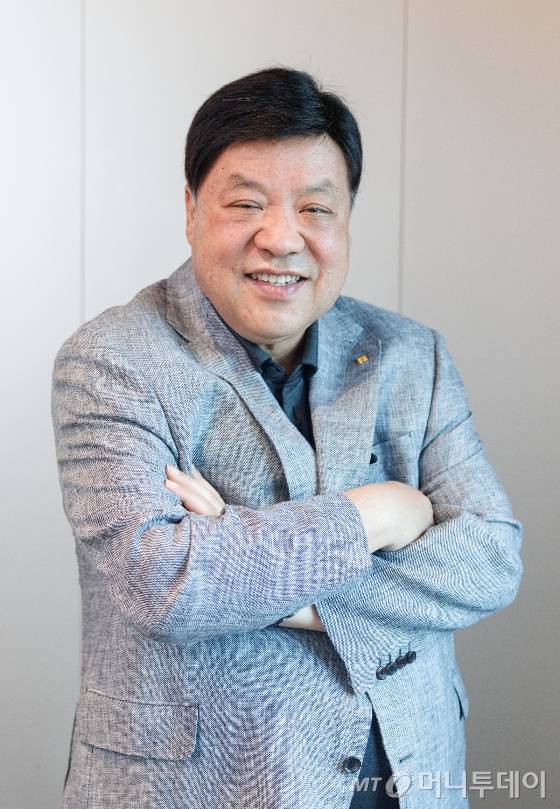 서정진 셀트리온 회장이 지난 9일 더플라자호텔서울 비즈니스센터에서 백용호 머니투데이 상임고문 겸 글로벌코리아인사이츠 이사장과의 대담에 앞서 기념촬영을 하고 있다./사진=이기범 기자 leekb@