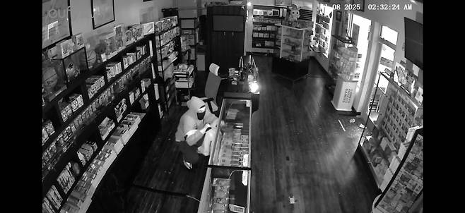 미국에서 가치가 10만달러(한화 약 1억3800만원) 넘는 희귀한 포켓몬 카드가 도난 당해 경찰이 수사에 나섰다. CCTV에 찍힌 용의자 범행 모습./사진=윌리엄 길모어 페이스북