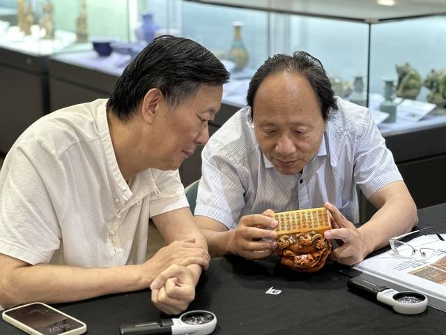 천커타오(오른쪽) 부회장과 션지아신 부주석이 북송 건륭 황제어보(北宋建隆皇帝御寶)를 면밀히 살펴보고 있다. 윤선우 촬영