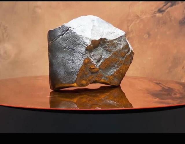 미국 뉴욕 소더비 경매에 나온 화성 운석. AP 뉴시스