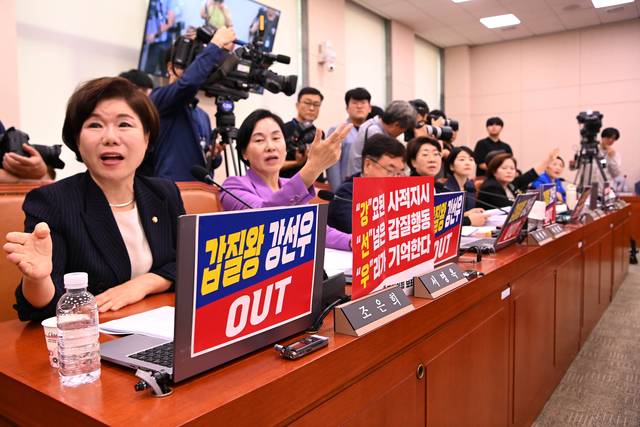 “강선우 사퇴하라” : 14일 오전 국회 여성가족위원회에서 열린 강선우 여가부 장관 인사청문회에서 조은희(왼쪽) 간사 등 국민의힘 소속 위원 자리에 ‘갑질왕 강선우 OUT’ 등이 적힌 피켓이 놓여 있다. 문호남 기자