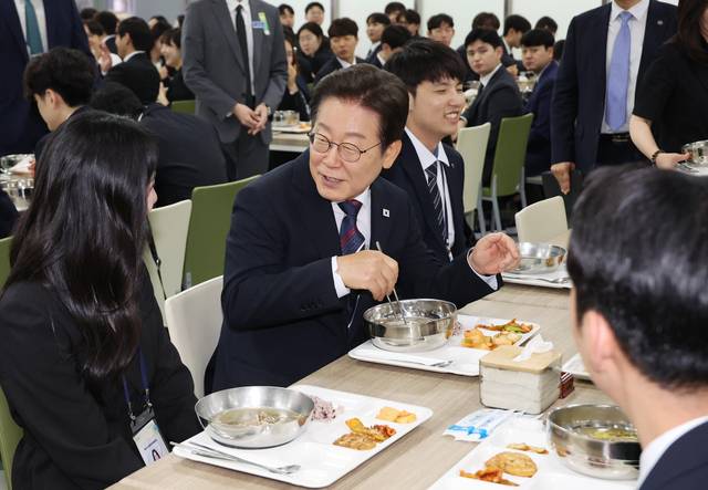 이재명 대통령이 14일 충북 진천 국가공무원인재개발원에서 70기 5급 신임관리자과정 교육생들과 오찬을 하며 대화하고 있다. 연합뉴스