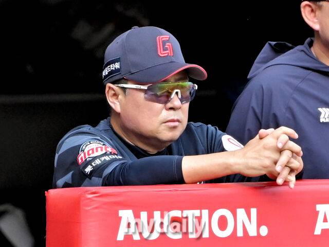 14일 오후 인천 문학동 SSG랜더스필드에서 진행된 '2025 프로야구 KBO리그' SSG랜더스와 롯데자이언츠의 경기. 롯데 김태형 감독이 경기를 지켜보고 있다./마이데일리