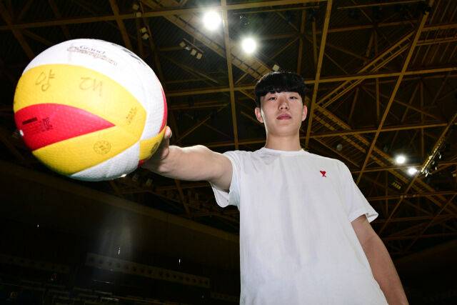 포즈를 취하는 정성원./더발리볼