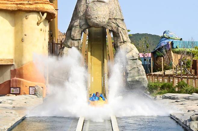 시원한 물살을 일으키는 ‘오거스후룸’에서 손님들이 환호하며 즐거운 시간을 보내고 있다.