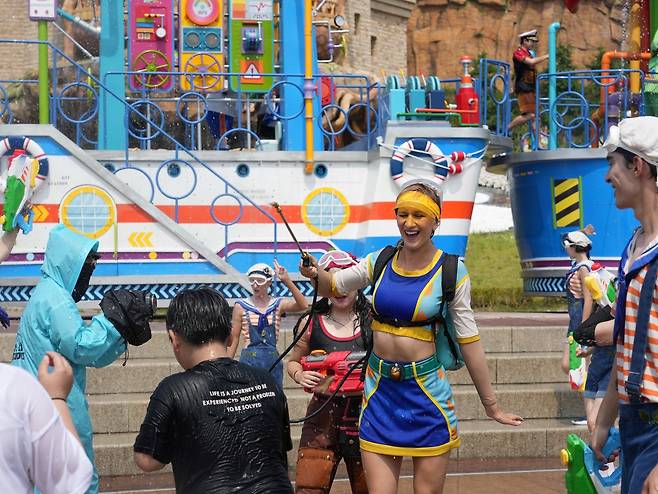 롯데월드 부산의 쿨링 퍼레이드