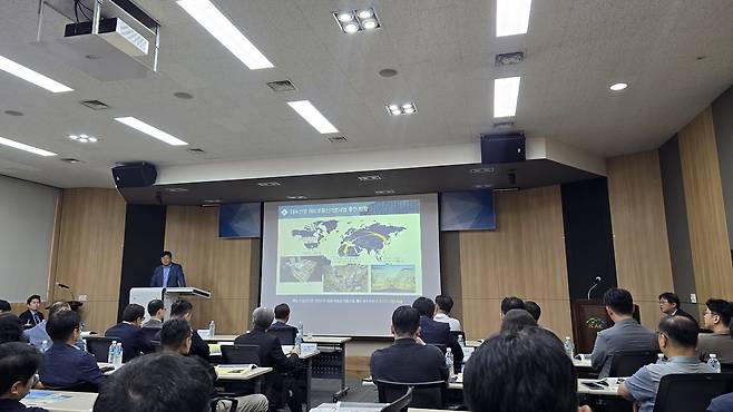 최동일(발표자) 대우건설 해외부동산개발팀장이 11일 서울 중구 해외건설교육센터에서 개최된 ‘융복합 K-City 플랫폼 협력방안 설명회’에서 대우건설의 베트남 THT 스타레이크시티 개발사업에 대해 소개하고 있다. 홍승희 기자