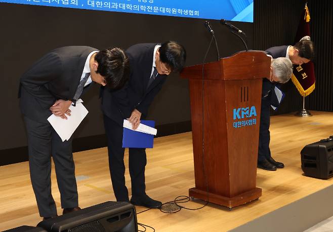 12일 서울 용산구 대한의사협회에서 이선우 대한의과대학·의학전문대학원학생협회 비대위원장(왼쪽부터), 박주민 국회 보건복지위원장, 김택우 대한의사협회장, 김영호 국회 교육위원장이 '의과대학 교육 정상화를 위한 공동 입장문'을 발표한 뒤 인사하고 있다. 연합뉴스