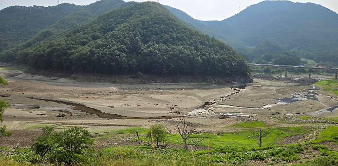 강릉지역에 극심한 가뭄이 이어지면서 바닥을 드러낸 오봉저수지. 연합뉴스