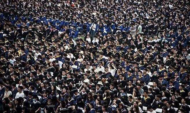 중국 어느 대학의 졸업식 풍경. 올해 중국에선 사상 가장 많은 1200만명 이상의 대학 졸업생이 배출될 것으로 전망되는 가운데 일자리는 턱없이 부족해 가뜩이나 심각한 취업난이 한층 더 가중될 전망이다. 세계일보 자료사진