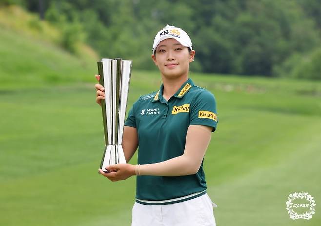 방신실이 13일 강원도 정선의 하이원 컨트리클럽(파72)에서 열린 한국여자프로골프(KLPGA)투어 하이원 리조트 여자오픈에서 우승한 뒤 트로피를 들어올리며 기뻐하고 있다. KLPGA 제공