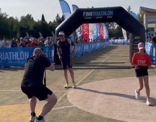핀란드 요로이넨에서 열린 트라이애슬론(철인3종·수영 사이클 마라톤) 대회에서 2위를 차지한 선수의 정체가 가명을 쓰고 대회에 참가한 핀란드의 57세 현직 대통령으로 밝혀져 화제다. 엑스(옛 트위터) 캡처