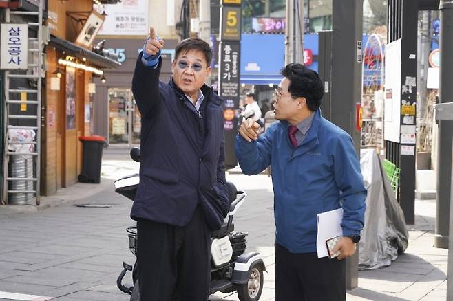 돈화문로11길 ‘상생·안전’ 모범 상권 - 정문헌(왼쪽) 종로구청장이 돈화문로11길 일대를 둘러보고 있다. 종로구 제공