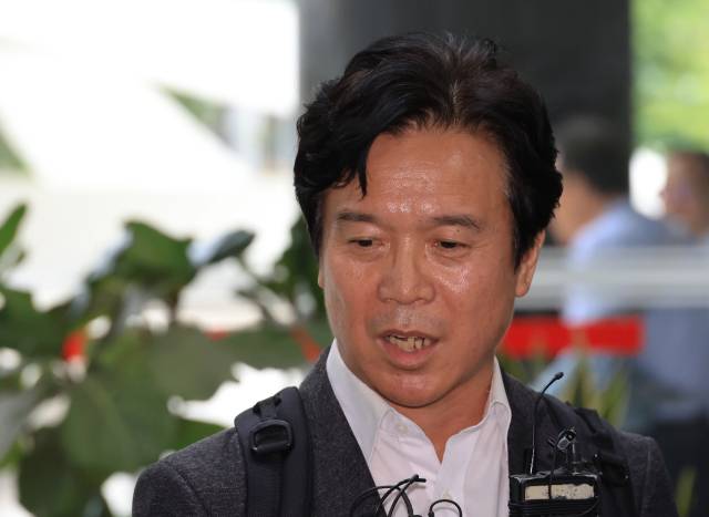 김영훈 고용노동부 장관 후보자가 지난달 24일 인사청문회 준비 사무실이 위치한 서울 중구 서울지방고용노동청으로 들어서며 기자의 질문에 답하고 있다 . 연합뉴스