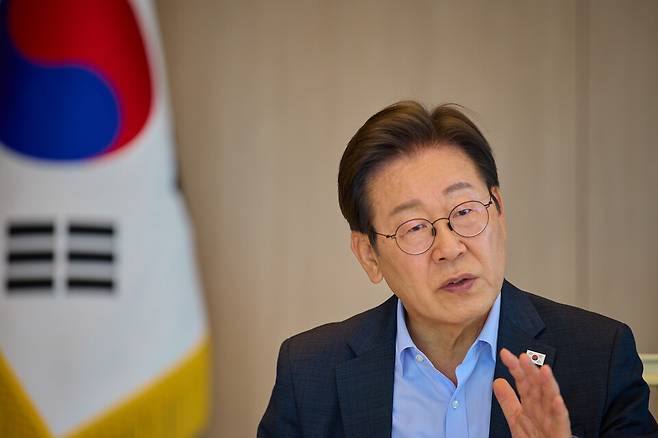 이재명 대통령이 7월7일 서울 용산 대통령실 청사에서 김민석 국무총리와 주례 보고 회동을 하고 있다. ⓒ연합뉴스