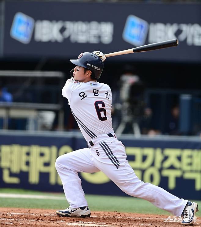 두산은 전반기 내내 어려움을 겪었지만, 젊은 야수들의 성장은 분명 위안거리였다. 2루수와 유격수를 오가며 힘을 보탠 오명진, 신인 박준순, 2년차 임종성 등 젊은 피가 충분한 가능성을 보여줬다. 스포츠동아 DB