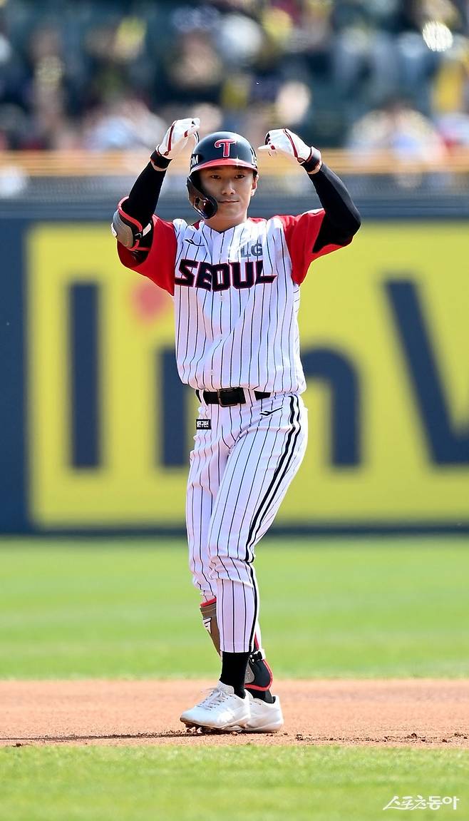 LG 신민재는 올해 규정 타석을 채운 팀 타자들 가운데 가장 높은 득점권 타율 0.439를 기록하고 있다. 시즌 초반 타격 슬럼프에서 벗어나 어느새 타선의 중심축 역할을 해내는 모습이다. 후반기에도 기대감이 쏠릴 수밖에 없다. 스포츠동아DB