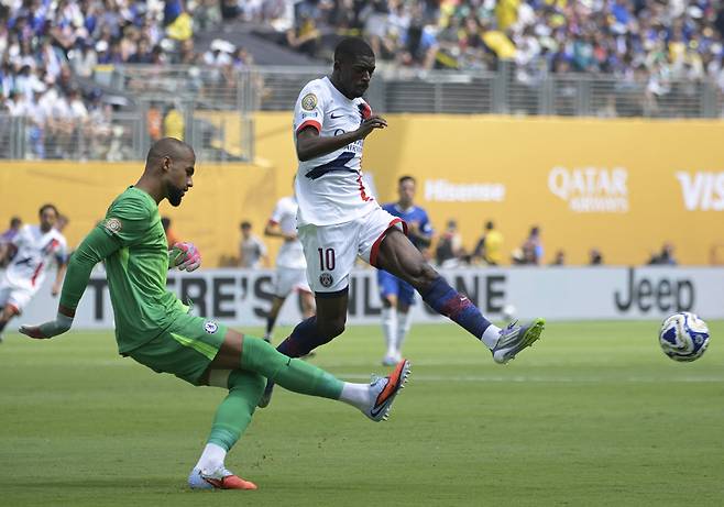 PSG 우스만 뎀벨레가 14일 클럽월드컵 결승에서 첼시 골키퍼 로베르트 산체스의 킥을 방해하고 있다. 로이터연합뉴스