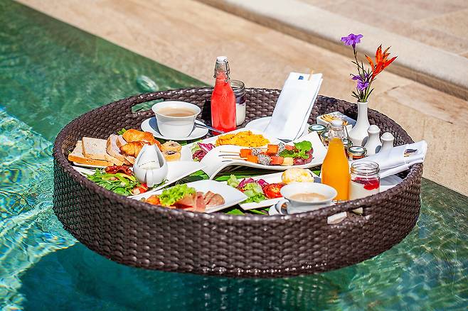 반얀트리 푸켓 예약 시 제공되는 리뷰 이벤트 상품 플로팅 조식. 사진제공|팜투어