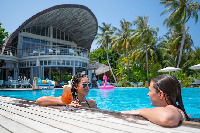메인 수영장에서 즐기는 엣지 워터 바 칵테일. 사진제공|팜투어