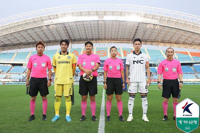 대한축구협회와 한국프로축구연맹이 비디오 판독 결과를 주심이 직접 설명하는 VAR PA 시범운영 첫 경기로 선정한 안산 그리너스와 서울 이랜드전을 앞두고 양 팀 주장과 오현정 주심(오른쪽 세 번째) 등 심판진. /사진=한국프로축구연맹 제공