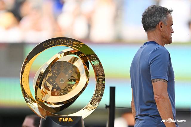 루이스 엔리케 PSG 감독(오른쪽). /AFPBBNews=뉴스1