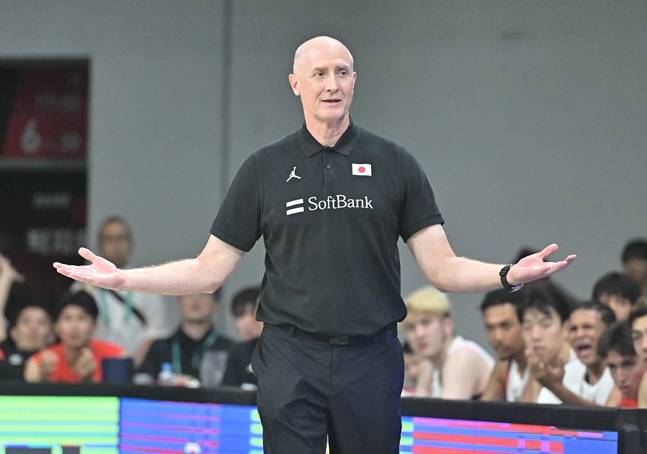 13일 경기 도중 작전 지시를 하고 있는 톰 호바스 일본 감독. /사진=대한민국농구협회