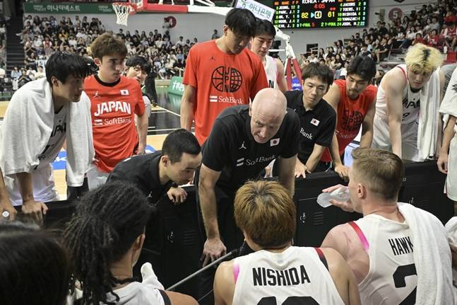 13일 경기 도중 작전 지시를 하고 있는 톰 호바스 일본 감독. /사진=대한민국농구협회