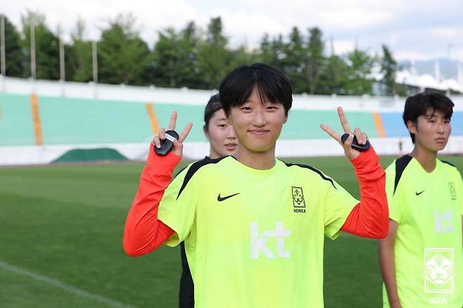 정다빈이 브이 포즈를 취하고 있다. /사진=대한축구협회 제공