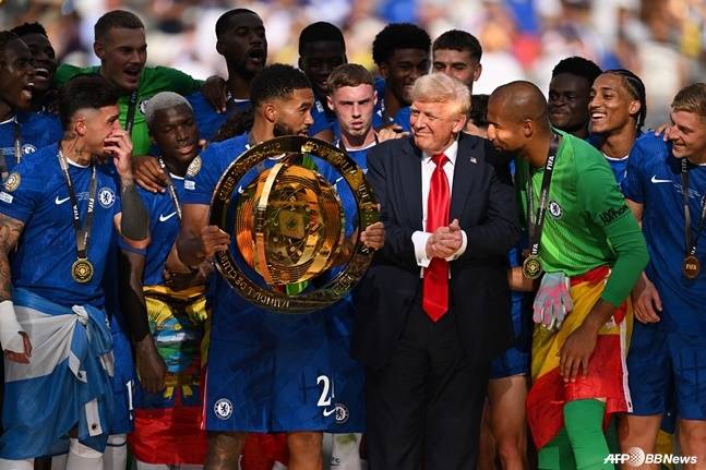 첼시 주장 리스 제임스가 클럽월드컵 트로피를 손에 쥐고 도널드 트럼프 미국 대통령을 바라보고 있다. /AFPBBNews=뉴스1