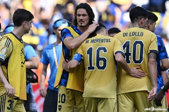 보카 주니어스 공격수 에딘손 카바니(왼쪽에서 두 번째)가 오클랜드 시티와 경기가 끝난 뒤 동료 선수를 쓰다듬고 있다. /AFPBBNews=뉴스1