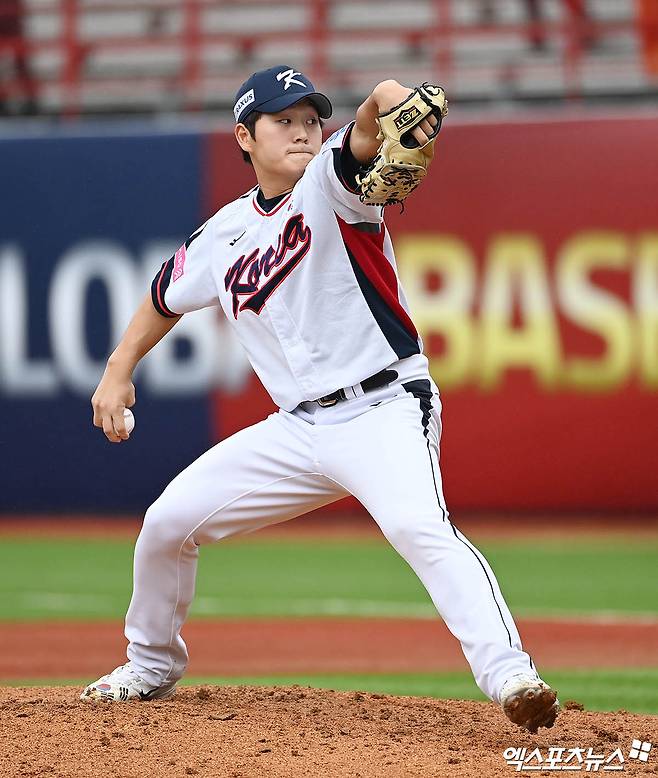 18일 오후 대만 톈무야구장에서 열린 '2024 WBSC(세계야구소프트볼연맹) 프리미어12' B조 조별리그 5차전 대한민국과 호주의 경기, 6회초 1사 1,3루 김택연이 역투하고 있다. 엑스포츠뉴스 DB
