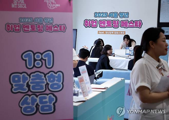 서울 청년 취업 멘토링 페스타 (서울=연합뉴스) 윤동진 기자 = 19일 서울 성수동의 한 카페에서 열린 2025 서울 청년 취업 멘토링 페스타에서 참석자들이 일대일 맞춤형 상담을 받고 있다. 2025.6.19 mon@yna.co.kr