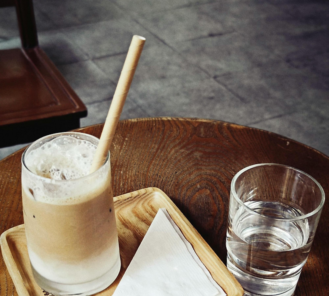 커피에 꽃혀 있는 종이 빨대