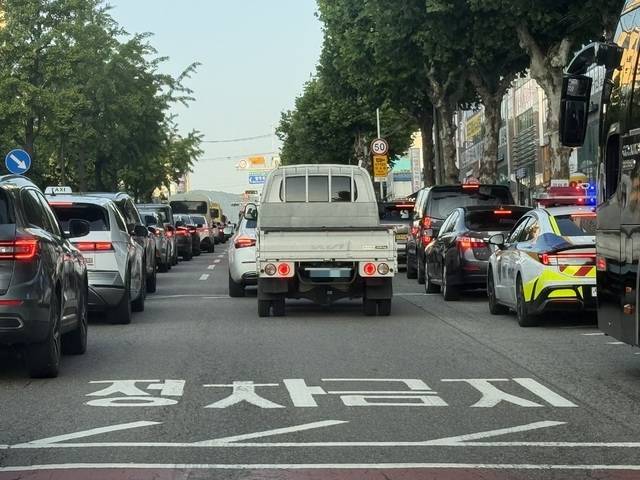 ▲ 지난 10일 오후 6시30분쯤 충북 청주시 흥덕구 옛 최병원 사거리 정차금지지대에 차량들이 정차하고 있는 모습./이용주기자