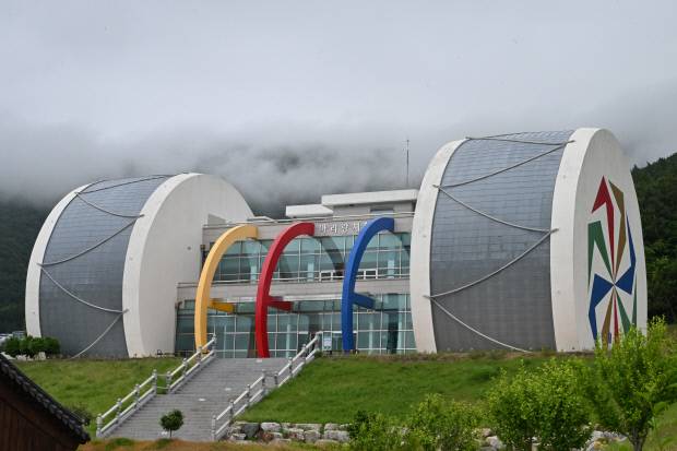 임회면 오봉산 귀성마을 ‘진도아리랑마을관광지’에 조성돼 있는 진도아리랑체험관. <최현배 기자>