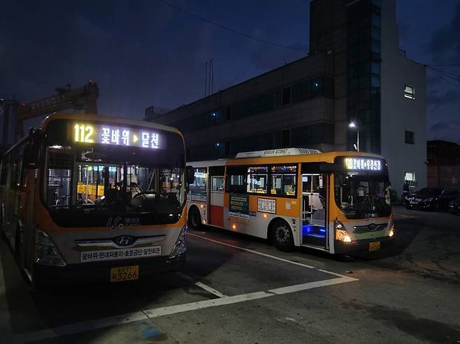 15일 새벽 울산 동구 꽃바위차고지에서 대기중인 시내버스들이 출차를 기다리고 있다.
