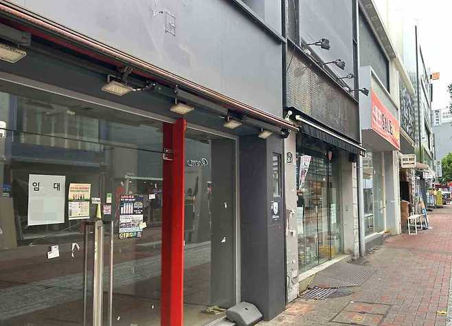 15일 대구 동성로 일대 상가의 모습. 임대가 붙어 있거나 폐점한 체 문이 닫혀 있다. /황인무기자