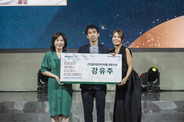 초록우산 이수경(왼쪽부터) 부울경권역총괄본부장, 윌리엄자일리톨 강문천 부사장, 초록우산 홍보대사 최정원 뮤지컬배우가 기념촬영을 하고 있다. 초록우산 제공