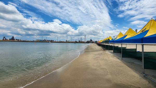 12일 개장한 포항 송도해수욕장. 황영우 기자