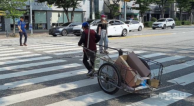 10일 오전 광주 북구 오치동의 한 고물상에 100여kg의 폐지를 팔았지만 6천원 남짓한 돈밖에 받지 못해 다시 폐지를 주우러 가는 김하순씨