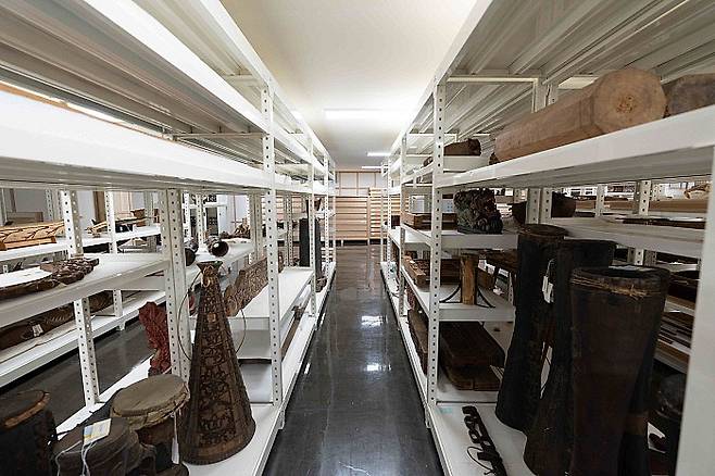 다양한 아시아 생활문화 자료를 보관하고 있는 ACC 수장고4 모습.ACC 제공