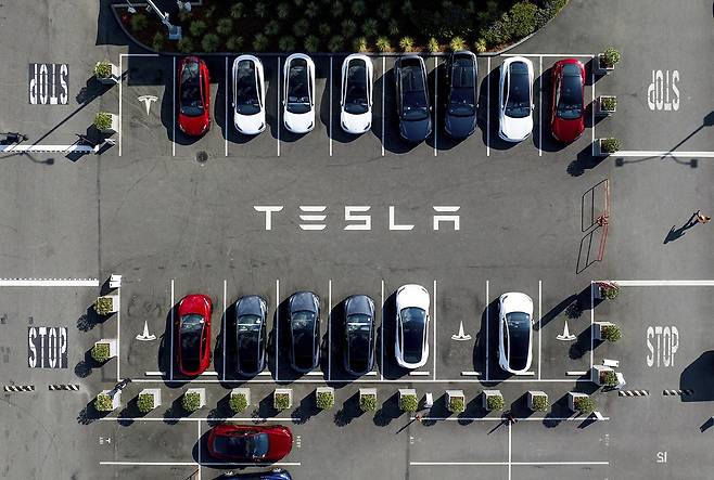미국 캘리포니아 프리몬트 공장에 주차된 테슬라 차량들의 모습.(사진/뉴시스)