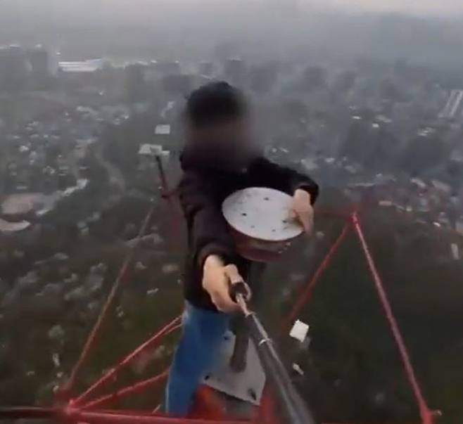 남산타워 꼭대기 무단 등반한 남성.(사진= X 영상 캡처)