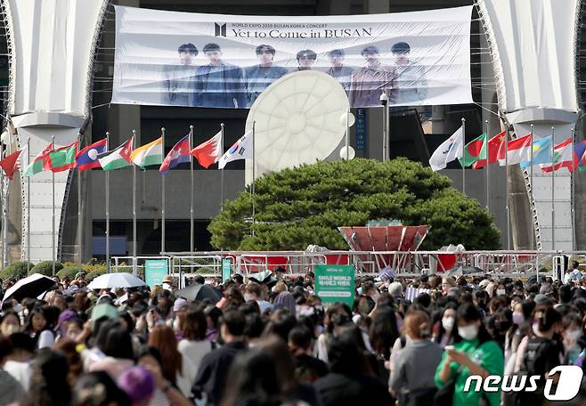 2030 부산세계박람회 유치를 기원하는 방탄소년단(BTS) 콘서트 '옛 투 컴 인 부산'(Yet To Come in Busan)이 열리는 15일 부산 연제구 아시아드주경기장에 공연을 보러온 아미들로 북적이고 있다. 2022.10.15/뉴스1 ⓒ News1 김영훈 기자