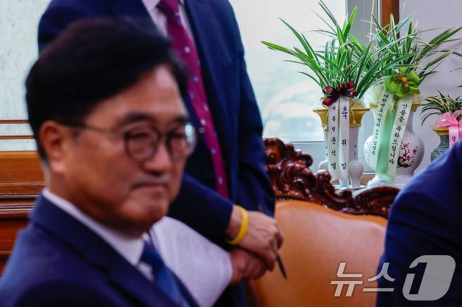 2024년 6월 10일 우원식 국회의장이 다소 씁쓸한 표정으로 서울 여의도 국회의장실에 앉아 있다. 오른쪽엔 윤석열 대통령이 보낸 '의장 취임 축하 난'이 놓여 있다. 2024.6.10/뉴스1 ⓒ News1 안은나 기자