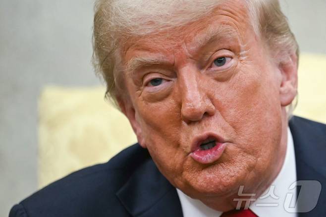 도널드 트럼프 미국 대통령이 14일(현지시간) 워싱턴DC 백악관 집무실에서 마르크 뤼테 나토 사무총장과 회담 중 발언하고 있다. 트럼프 대통령은 월요일 러시아가 50일 이내에 우크라이나 전쟁을 해결하지 않으면 러시아의 무역 파트너에 대해 매우 가혹한 관세를 부과할 것이라고 경고했다. 2025.07.14. ⓒ AFP=뉴스1 ⓒ News1 류정민 특파원